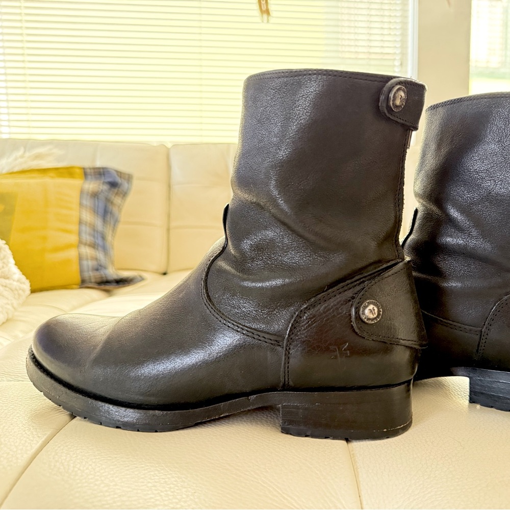 Frye 76499 Black Melissa Button Back Zip Short Boots/Booties Size 8